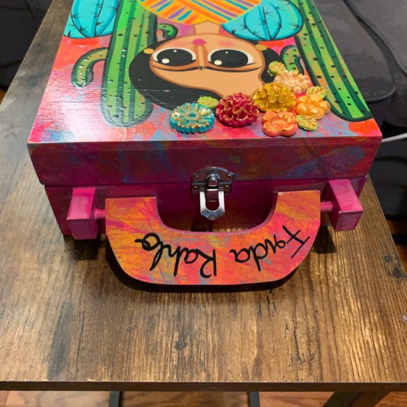 Hand-Painted Frida Kahlo Jewelry Art Box โ A Unique Find from Mexico - Picture 3 of 14